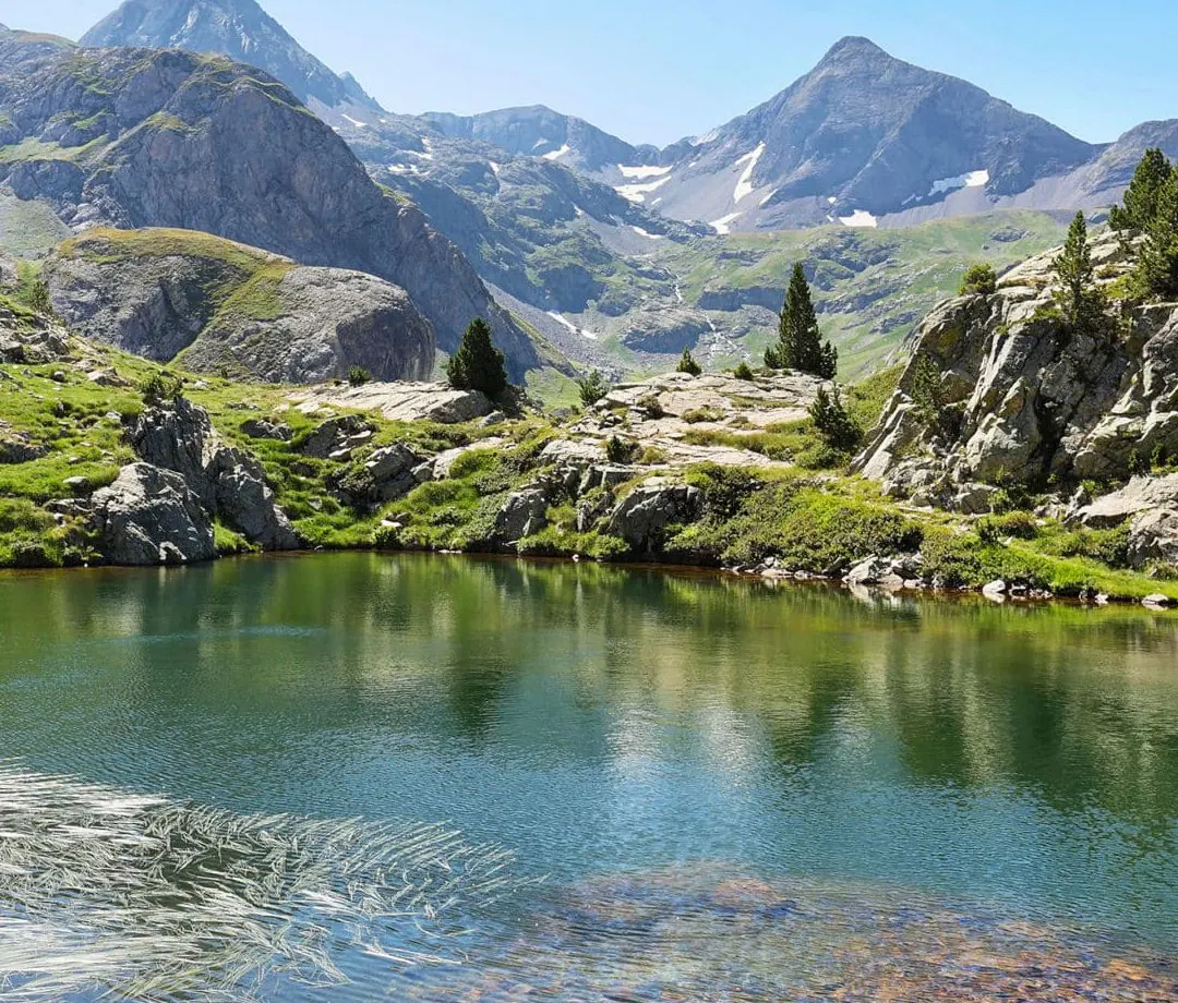 Ibón de alta montaña en el Pirineo aragonés, con picos al fondo